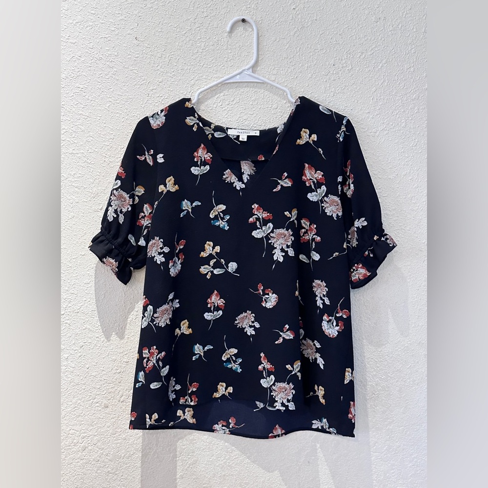 BNWOT Fun2Fun women’s M floral top.